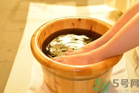秋天泡腳加什么好？秋季泡腳有什么好處？