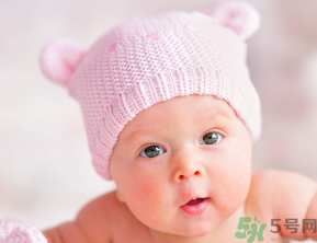 秋天嬰兒穿什么衣服？嬰兒秋天穿什么衣服？