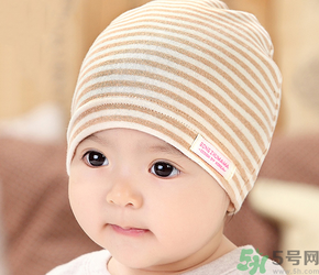 秋天嬰兒睡覺穿什么？嬰兒秋天睡覺穿什么？