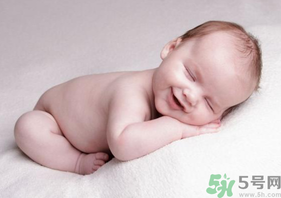 秋天嬰兒睡覺穿什么？嬰兒秋天睡覺穿什么？