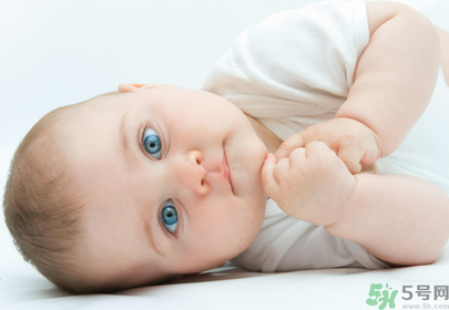 秋天嬰兒睡覺穿什么？嬰兒秋天睡覺穿什么？