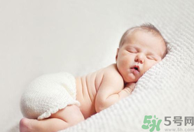 嬰兒秋天拉肚子怎么辦？秋天嬰兒拉肚子怎么辦？