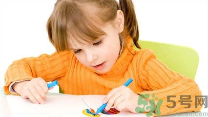 孩子左撇子怎么辦？孩子左撇子需要糾正嗎？