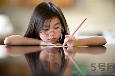 孩子左撇子怎么辦？孩子左撇子需要糾正嗎？