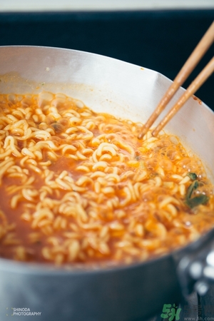 辛拉面是哪個國家的？辛拉面怎么煮好吃？