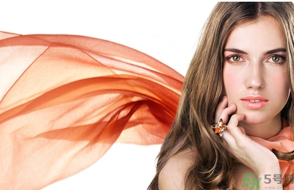 十月份可以戴圍巾嗎？十月份可以戴絲巾嗎？