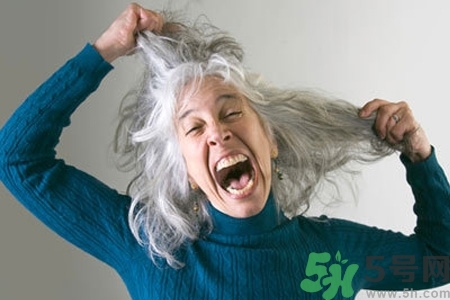 缺什么頭發(fā)會變白？年輕人頭發(fā)變白是缺維生素嗎？