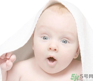 寶寶睡覺喜歡把手舉起來是怎么回事？