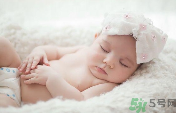 寶寶睡覺喜歡把手舉起來是怎么回事？