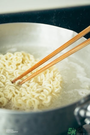 辛拉面是哪個國家的？辛拉面怎么煮好吃？