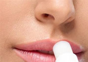 嘴巴起皮是上火了嗎？嘴巴干裂起皮是什么原因？