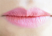 嘴巴起皮是缺什么？嘴巴起皮是缺維生素嗎？