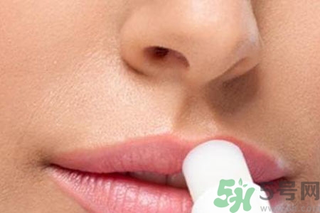 嘴巴起皮是怎么回事？嘴巴干裂起皮很疼怎么辦？