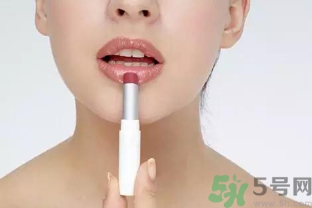 嘴巴起皮是怎么回事？嘴巴干裂起皮很疼怎么辦？