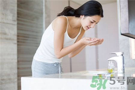 氨基酸洗面奶好嗎?氨基酸洗面奶的功效與作用 氨基酸洗面奶好嗎?氨基酸洗面奶的功效與作用