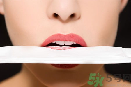 嘴巴起皮是上火了嗎？嘴巴干裂起皮是什么原因？