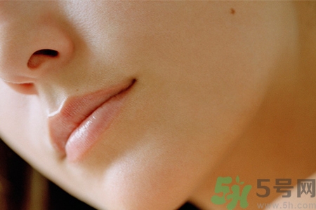 嘴巴起皮很干怎么辦？嘴巴起皮很干怎么回事？