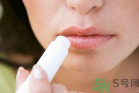 嘴巴周圍干燥起皮發(fā)紅怎么回事？嘴巴周圍干燥起皮怎么辦？