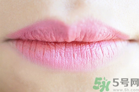 秋天嘴巴起皮吃什么水果好？嘴巴起皮吃什么食物好？