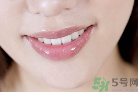 秋天嘴巴起皮吃什么水果好？嘴巴起皮吃什么食物好？