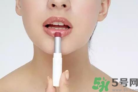 嘴巴起皮吃什么蔬菜好？嘴巴起皮吃什么好的快？