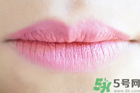 嘴巴起皮吃什么蔬菜好？嘴巴起皮吃什么好的快？