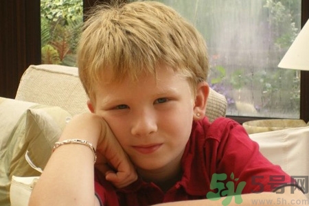 小孩打耳洞對(duì)視力好嗎？為什么小時(shí)候打耳洞對(duì)視力好？