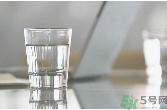 產(chǎn)婦多喝水奶水會多嗎？產(chǎn)婦多喝水奶水會稀嗎？