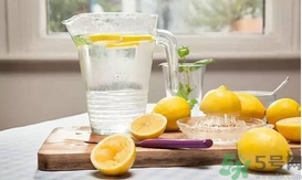 產(chǎn)婦多喝水奶水會多嗎？產(chǎn)婦多喝水奶水會稀嗎？