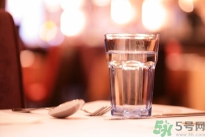 產(chǎn)婦多喝水奶水會多嗎？產(chǎn)婦多喝水奶水會稀嗎？