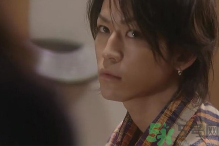 男生耳洞打哪邊比較好？男生耳洞打左邊還是右邊比較好看？