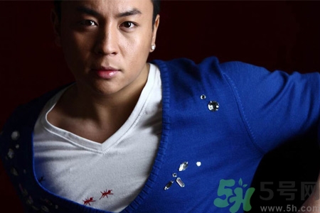 男生耳洞打哪邊比較好？男生耳洞打左邊還是右邊比較好看？