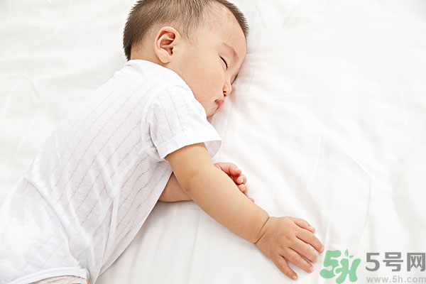 寶寶睡覺張著嘴是怎么回事？寶寶睡覺為什么張著嘴？