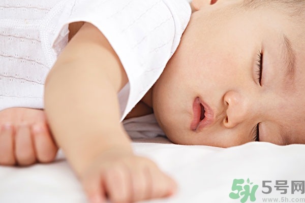 寶寶睡覺張著嘴是怎么回事？寶寶睡覺為什么張著嘴？