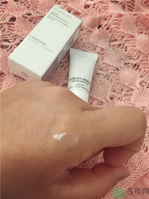 阿瑪尼黑鑰匙至臻奐顏精華乳怎么樣？阿瑪尼黑鑰匙精華乳好用嗎？