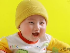 寶寶多大穿鞋子比較好？寶寶多大可以穿鞋？