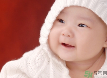 寶寶多大穿鞋子比較好？寶寶多大可以穿鞋？