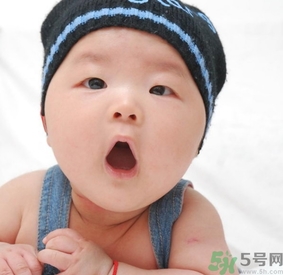 寶寶多大穿鞋子比較好？寶寶多大可以穿鞋？