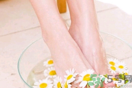 冬天泡腳放什么好？冬天經(jīng)常泡腳有什么好處？