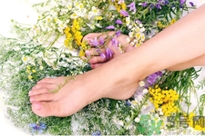 冬天泡腳放什么好？冬天經(jīng)常泡腳有什么好處？