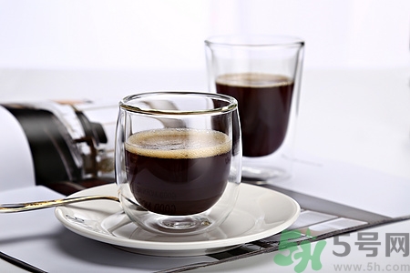 紅牛和咖啡可以一起喝嗎?紅牛和咖啡哪個提神 紅牛和咖啡可以一起喝嗎?紅牛和咖啡哪個提神