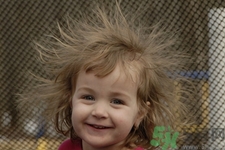 頭發(fā)愛(ài)靜電和什么有關(guān)系嗎？預(yù)防靜電的小妙招