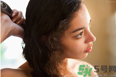 睡前能梳頭嗎？睡覺(jué)前梳頭會(huì)影響睡眠嗎？