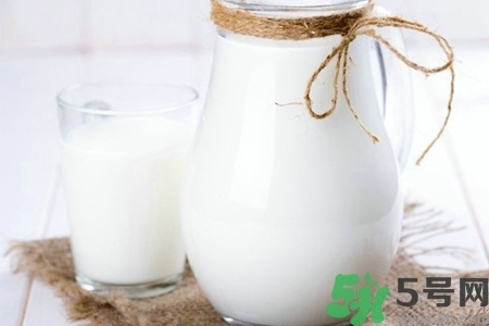 核桃奶和純牛奶哪個(gè)營(yíng)養(yǎng)價(jià)值比較高？核桃奶和純牛奶的區(qū)別
