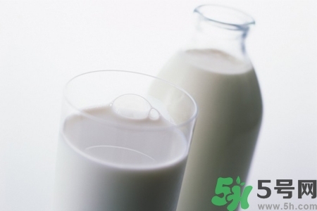 核桃奶和純牛奶哪個(gè)營(yíng)養(yǎng)價(jià)值比較高？核桃奶和純牛奶的區(qū)別