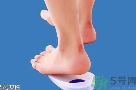 腳后跟腫是什么原因引起的？腳后跟腫怎么辦？