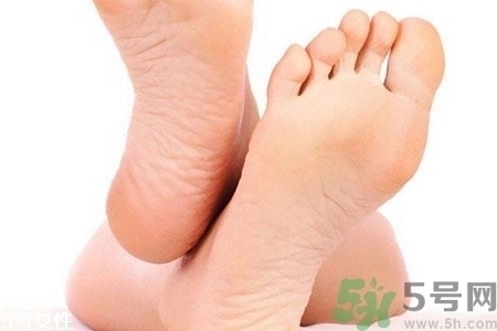 腳后跟腫是什么原因引起的？腳后跟腫怎么辦？