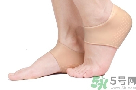 腳后跟腫是什么原因引起的？腳后跟腫怎么辦？