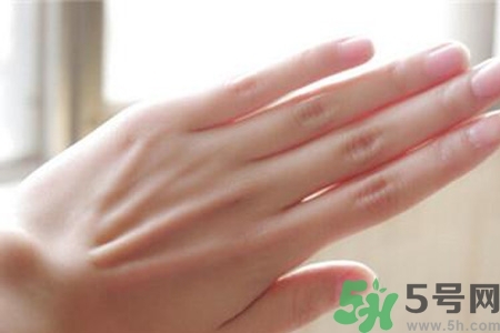 ?指甲上有豎紋是缺什么？指甲上有豎紋是缺維生素嗎？
