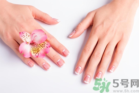 指甲變白是怎么回事？指甲發(fā)白是缺什么嗎？